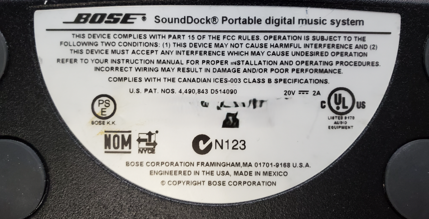 BOSE SoundDock Portable Digital Music System w/ Adapter & Bag