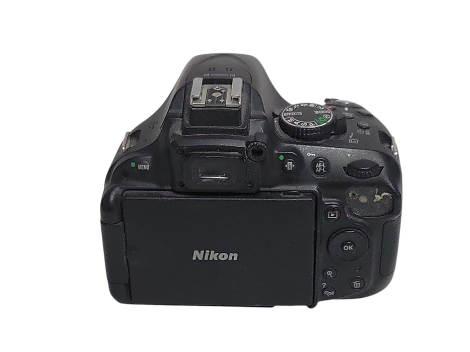 Nikon D5200 digital camera body only, READ
