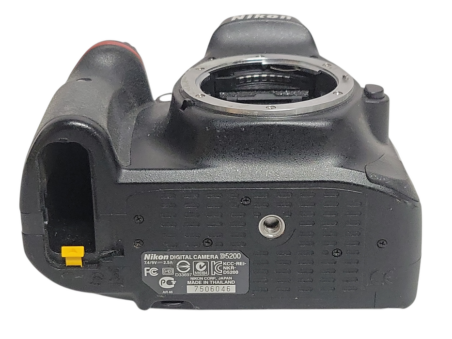 Nikon D5200 digital camera body only, READ
