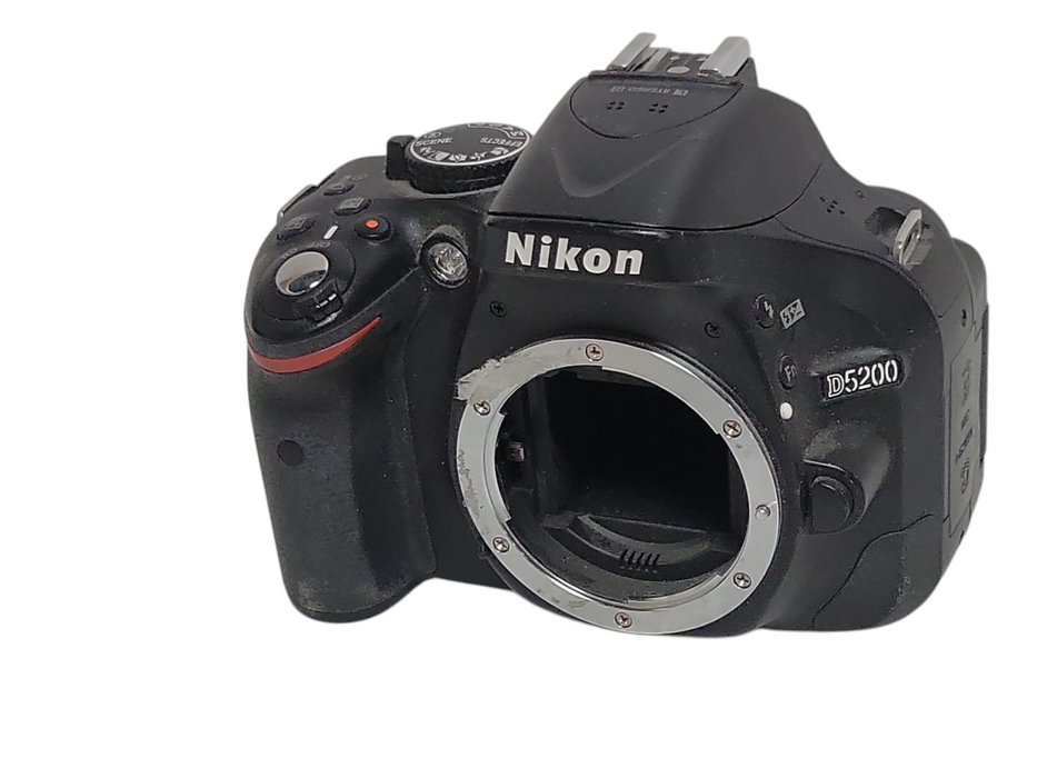 Nikon D5200 digital camera body only, READ