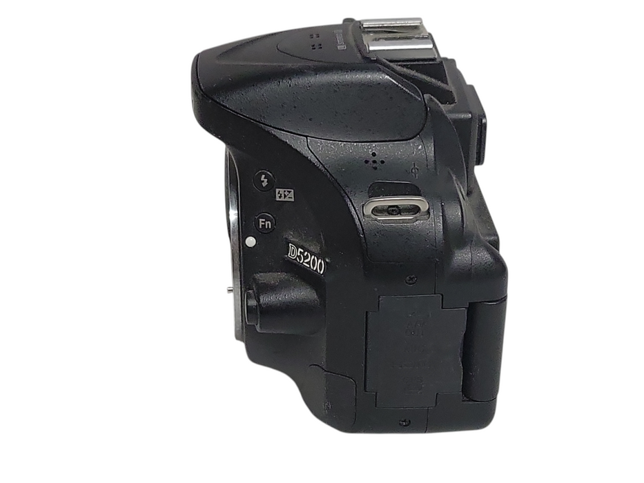 Nikon D5200 digital camera body only, READ
