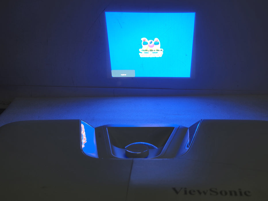 viewsonic pro8510l 5200 lumen DLP projector, only 59 Lamp hours, no remote