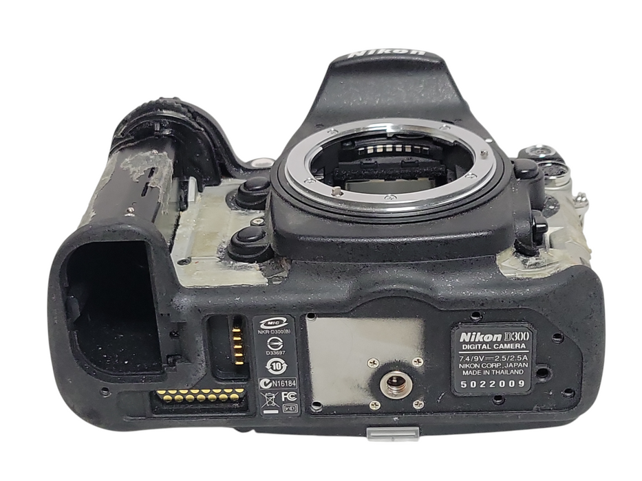 Nikon D300 12.3MP Digital SLR Camera Body only, READ