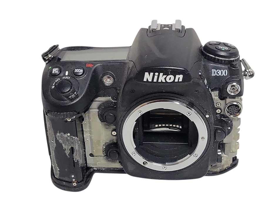 Nikon D300 12.3MP Digital SLR Camera Body only, READ