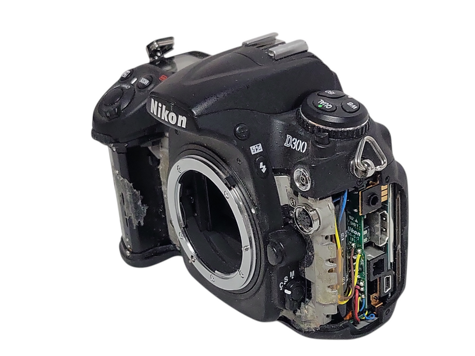 Nikon D300 12.3MP Digital SLR Camera Body only, READ