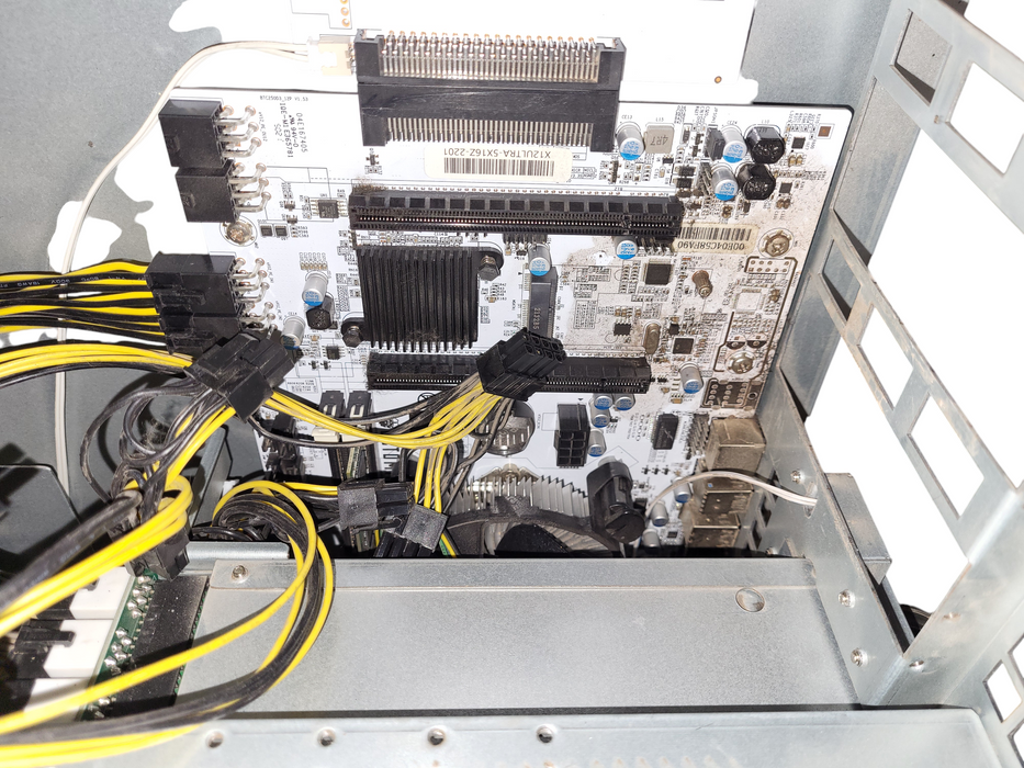 Octominer X12ULTRA 12 GPU Crypto Mining Rig 2250W  **NO GPUs**