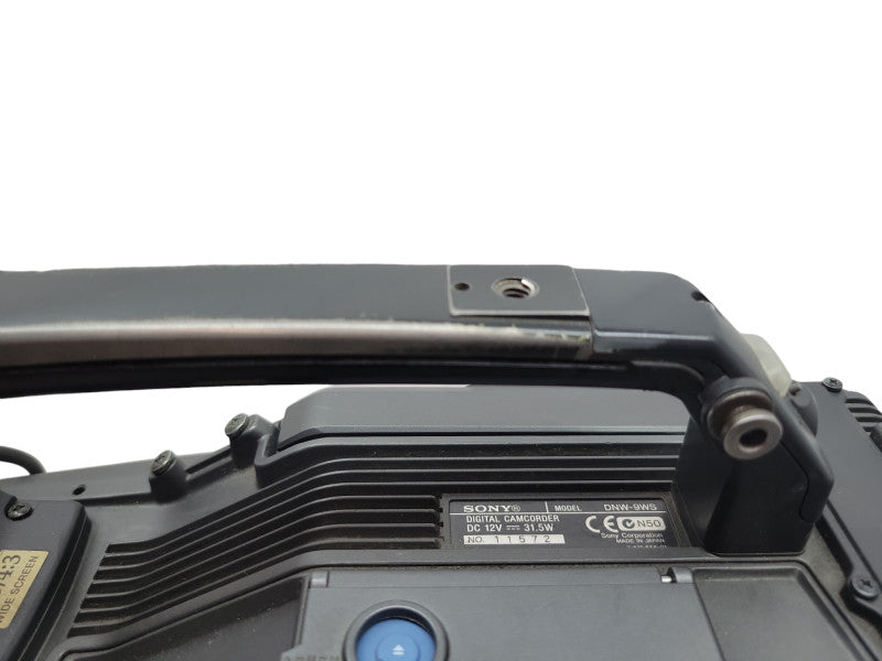 Sony DNW-9WS Professional 2/3\\" 16:9 Betacam SX Camcorder %