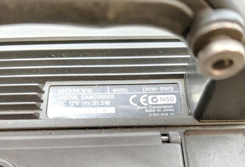 Sony DNW-9WS Professional 2/3\\" 16:9 Betacam SX Camcorder with Viewfinder
