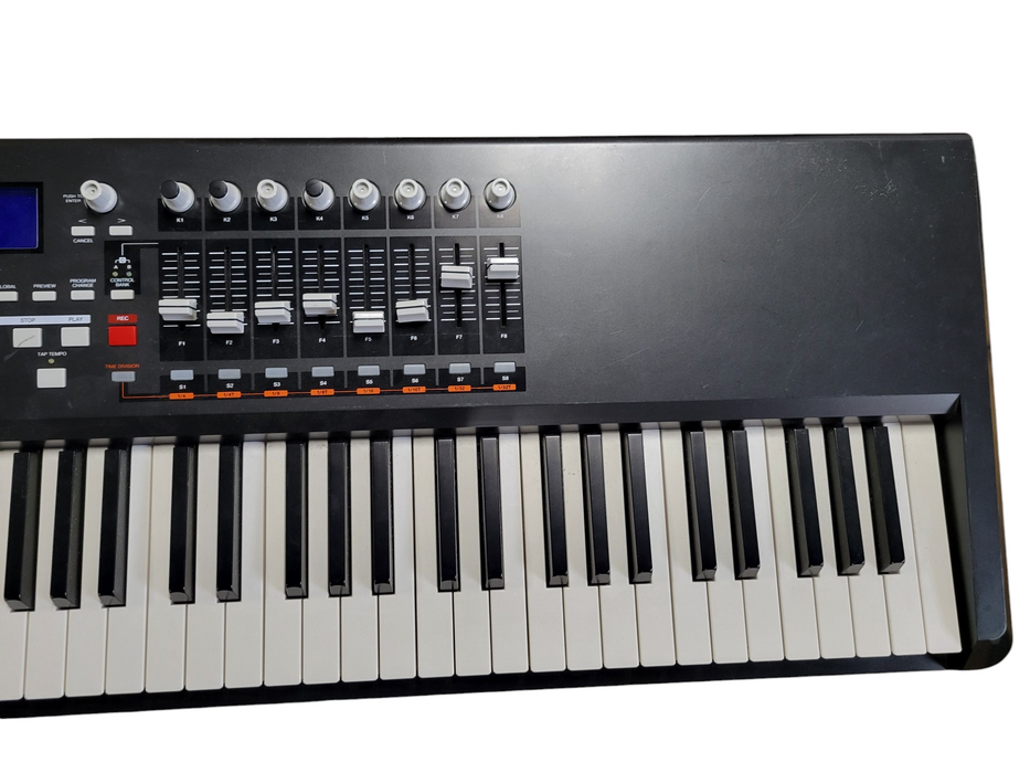 Akai MPK88 Professional 88-key USB/MIDI Hammer-Action Controller with Case READ