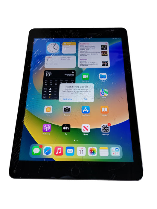 Apple iPad 5th Gen 32GB (A1822) - READ Î