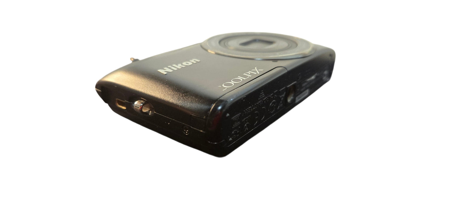 Nikon Coolpix S3500  Digital Camera W/Battery