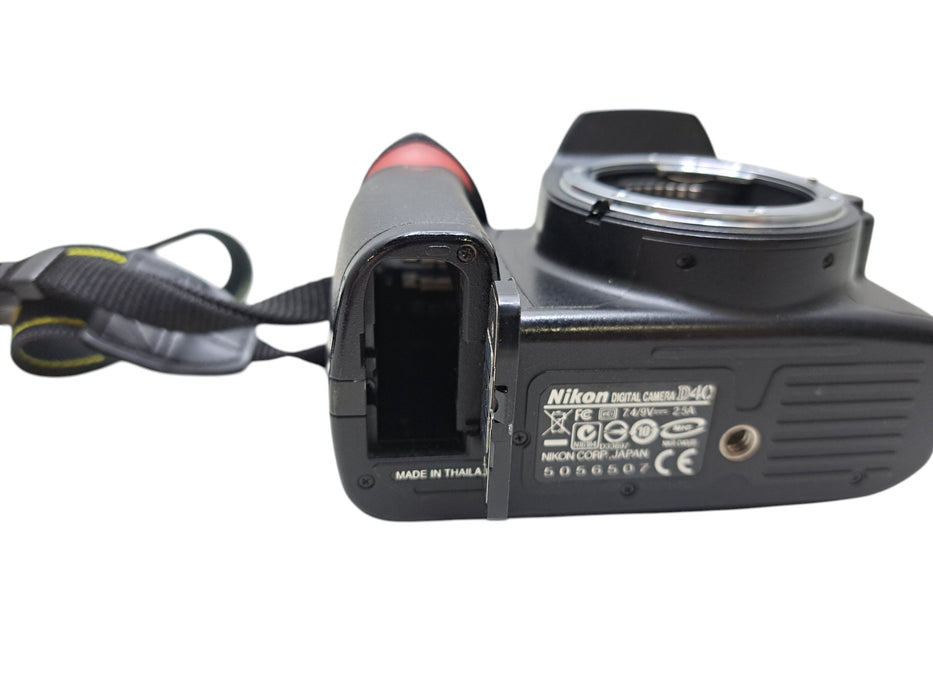 Nikon D40 DSLR Camera Body with Neck Strap (READ)