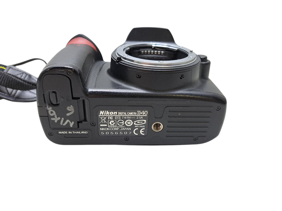 Nikon D40 DSLR Camera Body with Neck Strap (READ)