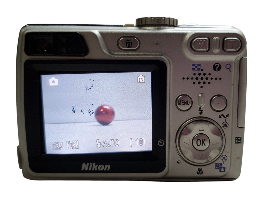 Nikon COOLPIX 5900 5.1MP Digital Camera w/ Battery/Charger