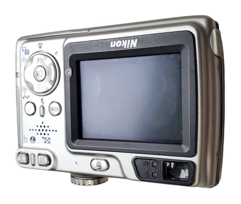 Nikon COOLPIX 5900 5.1MP Digital Camera w/ Battery/Charger