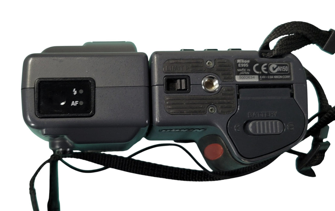 Nikon Coolpix 995 E995 - 3.34 MP Digital Camera with MH-50 Charger