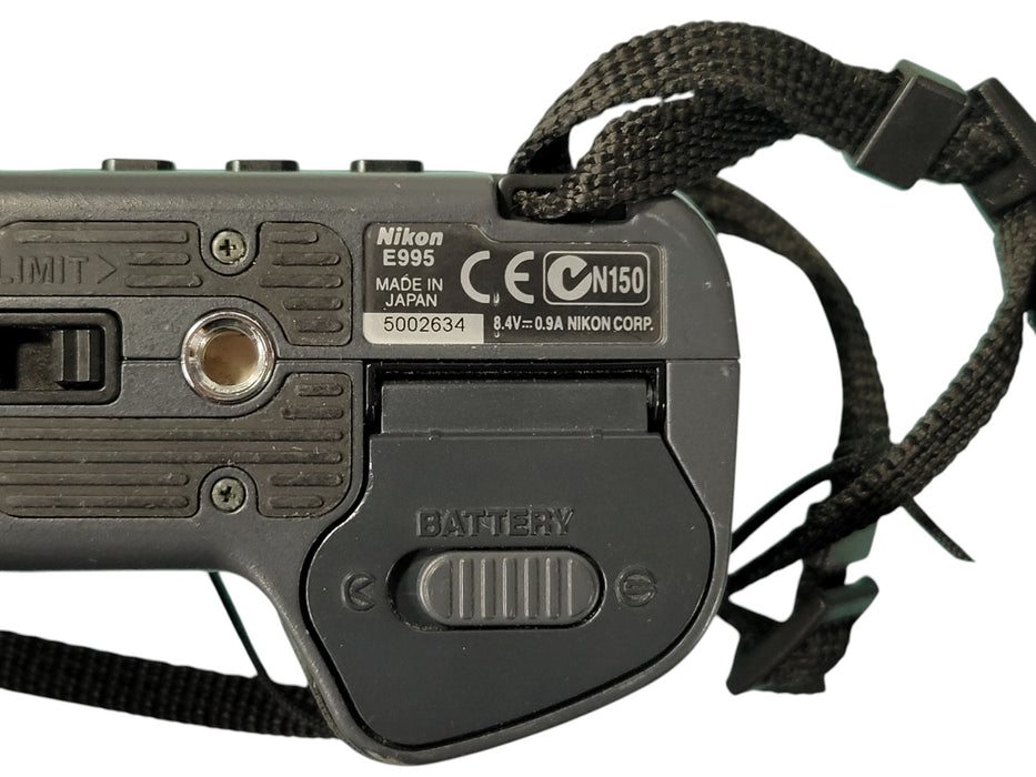 Nikon Coolpix 995 E995 - 3.34 MP Digital Camera with MH-50 Charger