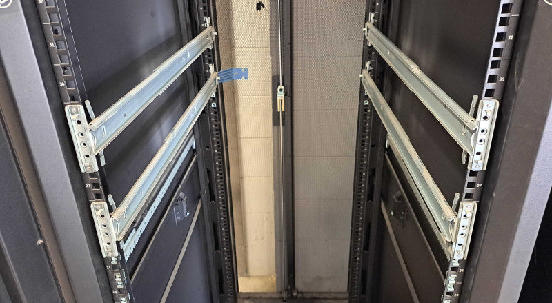 APC AR3100 NETSHELTER SX 42U 19\\" ENCLOSURE SERVER RACK CABINET DATA RACKS