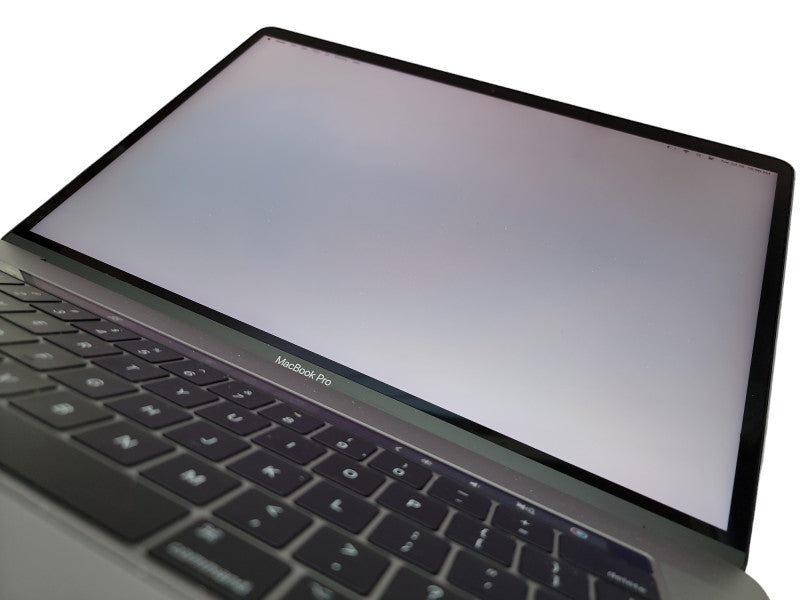 Apple Macbook Pro 2017 15\\" 4-Core i7-7700HQ @ 2.8GHz 16GB DDR3 256GB SSD Radeon Pro 555 2GB (