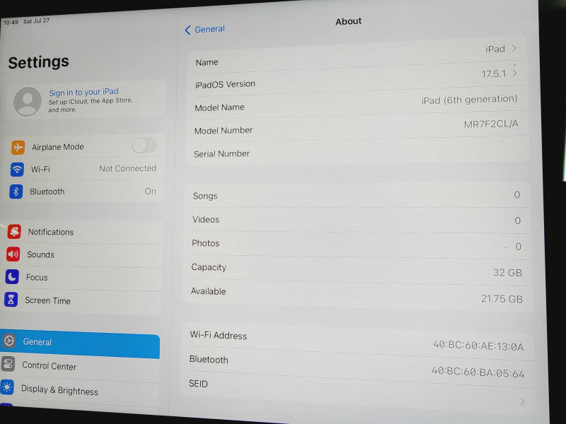 Apple iPad 6th Gen - 32GB - Gray (