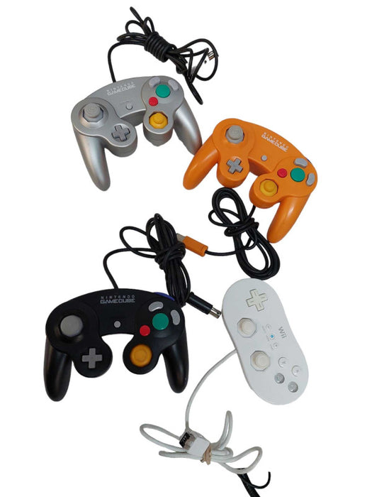 Bundle of Nintendo Controllers ( 3 Gamecube Controllers , 1 Wii Controller) =