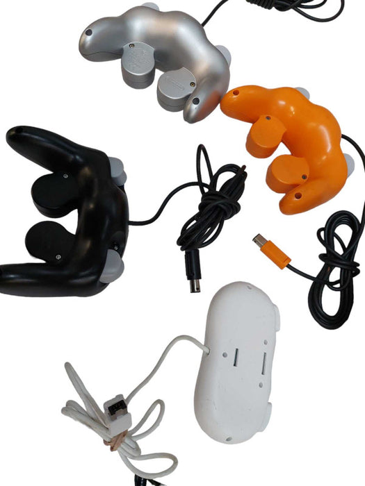 Bundle of Nintendo Controllers ( 3 Gamecube Controllers , 1 Wii Controller) =