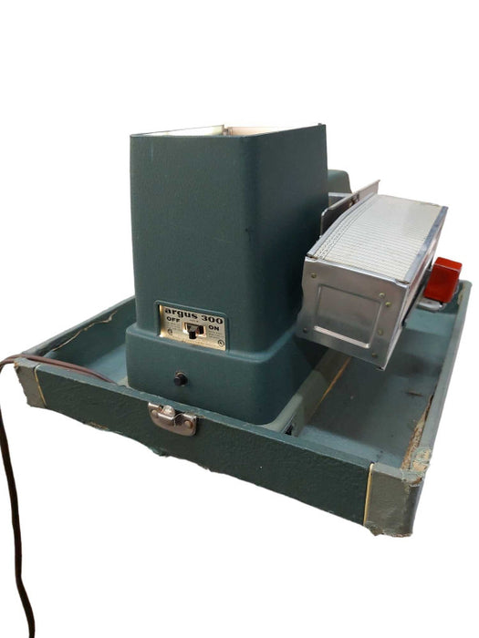 Vintage ARGUS 300 Slide Projector in Case  =