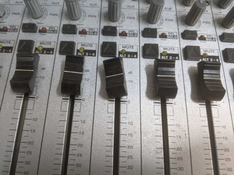 Behringer Eurorack MX 2004A | 16 Channel Mixer | *READ*