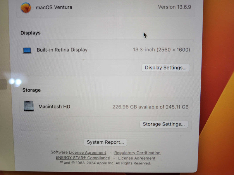 Apple Macbook Pro 2020 13" 8-Core M1 @ 3.2GHz 8GB Ram 250GB SSD !
