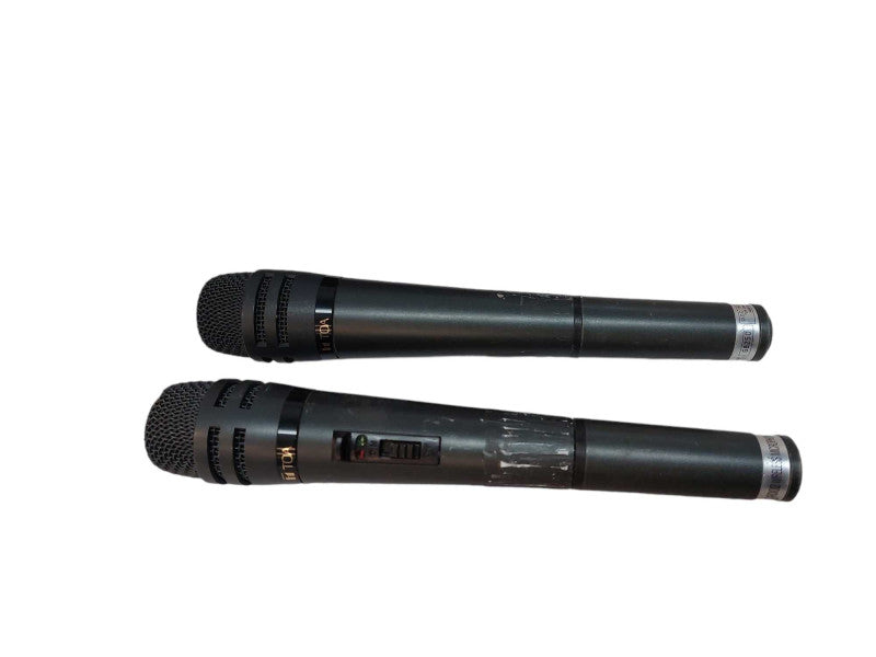 TOA Diversity Wireless Tuner Model: WT-870 With 2 G8250 Mics  =