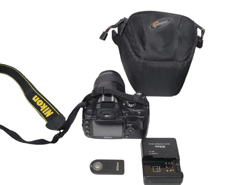 Nikon D40 digital camera with Nikon DX SWM ED Aspherical Lens & Case READ _