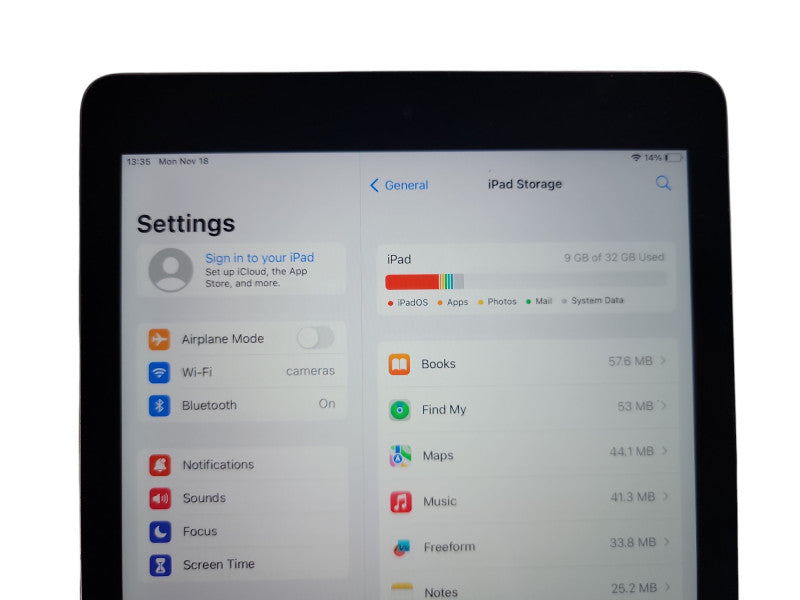 Apple iPad 5th Gen - 32GB - Dark Gray (