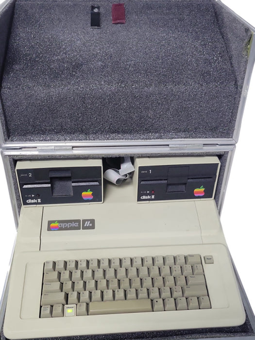 Apple lle 2e Computer System with 2x Disk II and Disks and Hard Case, READ _