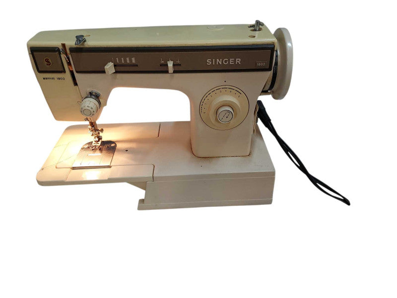 Vintage Singer Sewing Machine Merritt Model: 1802 Made in Brazil  =