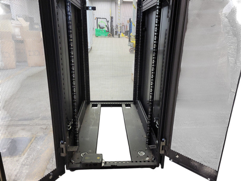 Dell PowerEdge Server Cabinet 0R3066 READ $