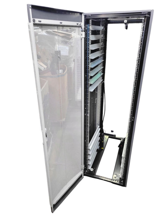 NETAPP SERVER RACK 116-00444+A0 w/ 4x PDU 150-00027-A0 %