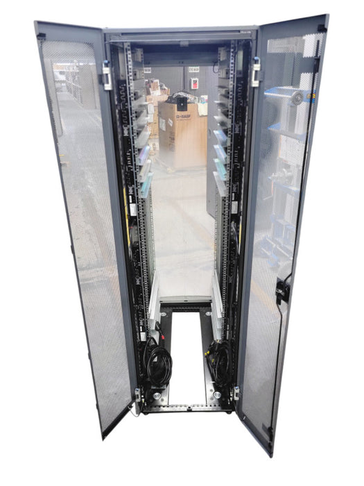 NETAPP SERVER RACK 116-00444+A0 w/ 4x PDU 150-00027-A0 %
