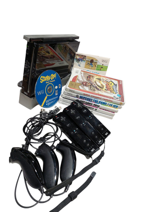 NIntendo Wii Black Bundle 7 Games, 3 Controllers , 3 Nunchuks  =