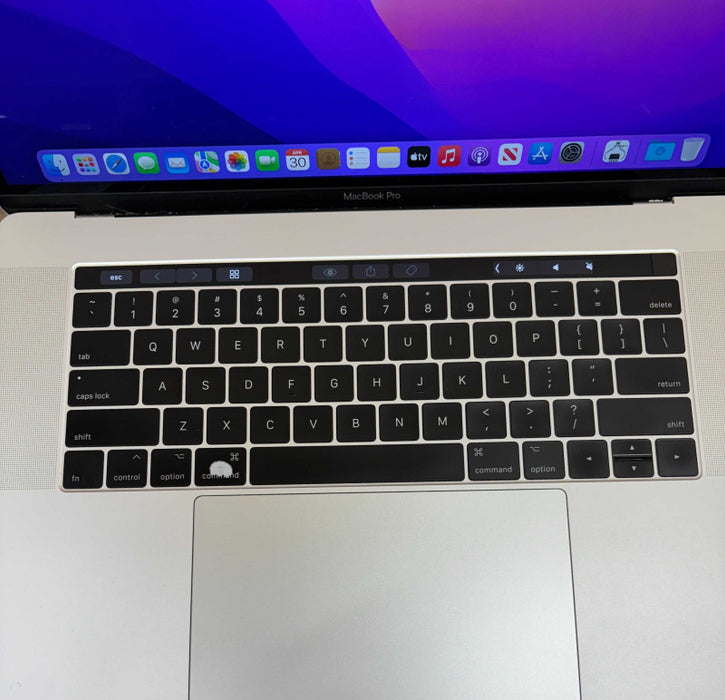 Apple MacBook Pro 15" 2017 i7-7700HQ Radeon Pro 555 16GB RAM 256SSD READ!