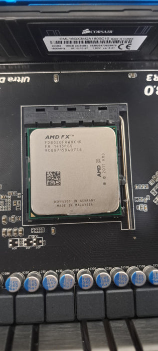 Gigabyte 990FXA-UD3 ATX Motherboard W/ 32GB RAM & AMD FX(tm)-8320