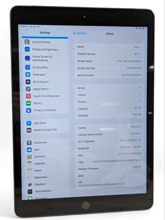Apple iPad ( 8th generation ) 32GB WiFi + Cellular with Keyboard 