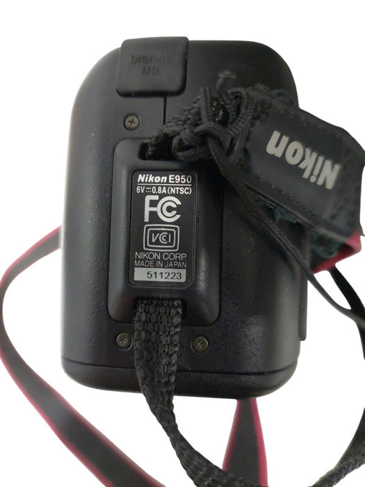 Nikon CoolPix E950 2.0mp lcd Digital Camera 3xOpitcal Zoom =