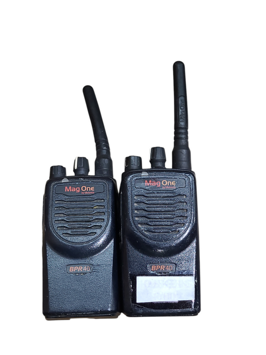 Lot 2x MOTOROLA MAG ONE 8CH 4W 450-470MHZ UHF TWO WAY RADIOS AAH84RCS8AA1AN