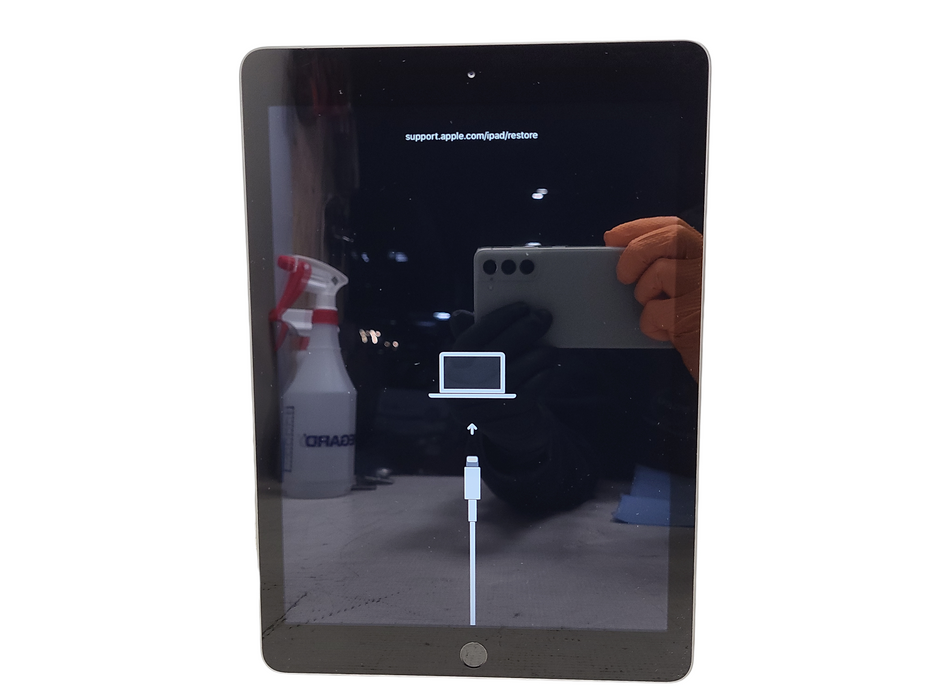 Apple iPad 5th Generation Wi-Fi A1822 READ $