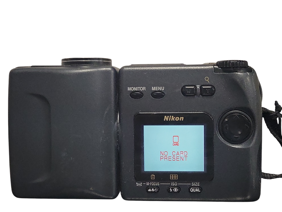 Nikon COOLPIX E990 3.34 MP Swivel Digital Camera, READ _