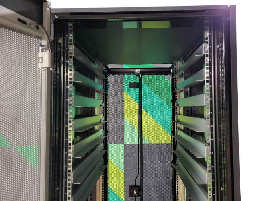 NETAPP NAC-0501 42U Server Rack w/ 4x Spectrum Power 72A-130BMLEN-02 PDU $