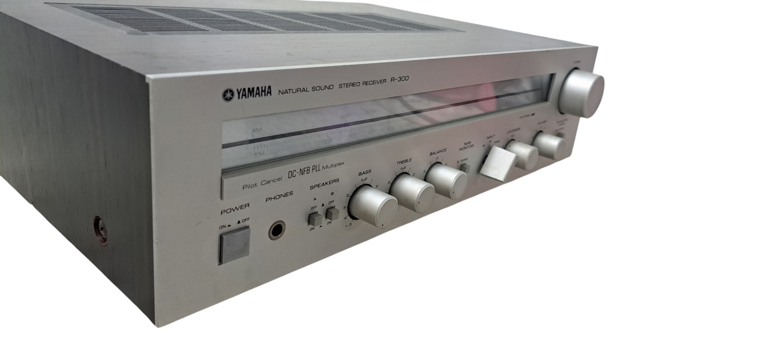 Vintage YAMAHA R-300, AM/FM  Receiver SEE Pictures