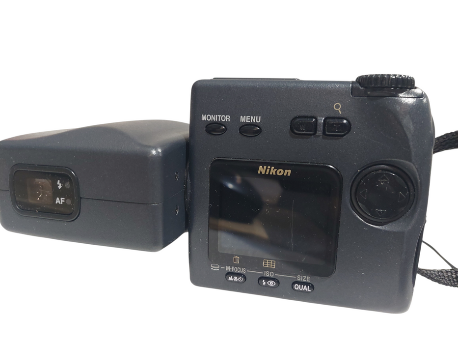 Nikon E990 CoolPix 990 Camera- Zoom Nikkor 8-24mm 1:2.5-4  3.34mp  =