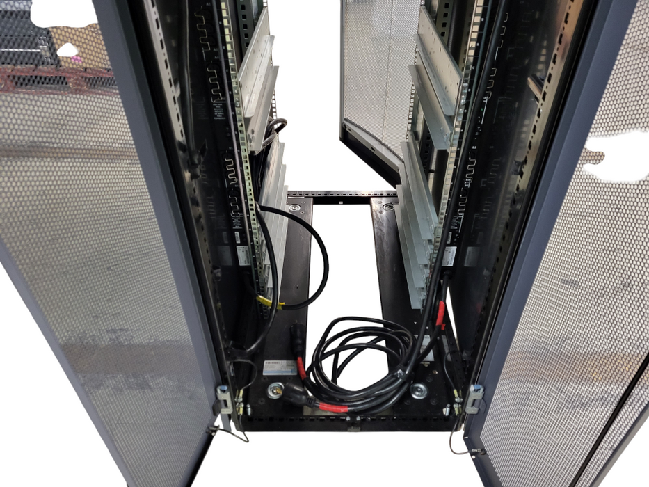NETAPP NAC-0501 42U Server Rack w/ 4x Spectrum Power 72A-130BMLEN-02 PDU $