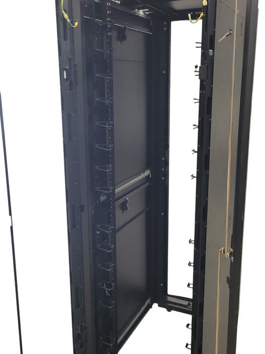 APC AR3100 NETSHELTER ENCLOSURE 42U 600MM X 1070MM SERVER RACK DATA CABINET Q_